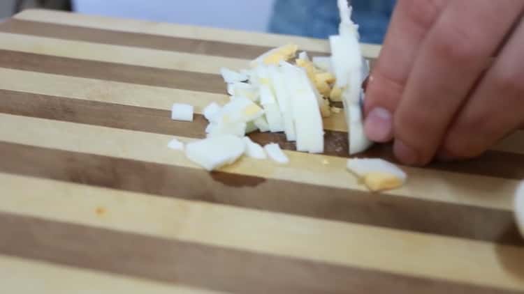 Pentru a face un sandviș cu ton, pregătiți ingredientele