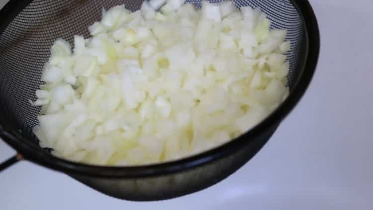 Pentru a face un sandviș cu ton, scaldă ceapa