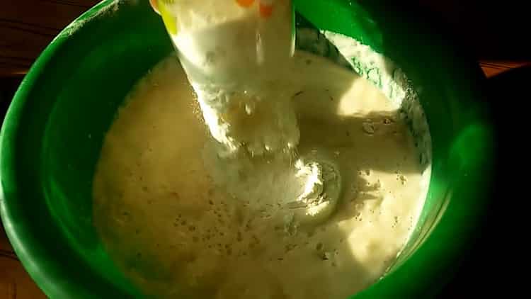 За да направите бързо тесто за мая с пай, добавете брашно