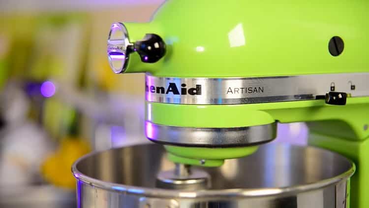 Upang makagawa ng isang cupcake, ihalo ang mga sangkap para sa kuwarta.