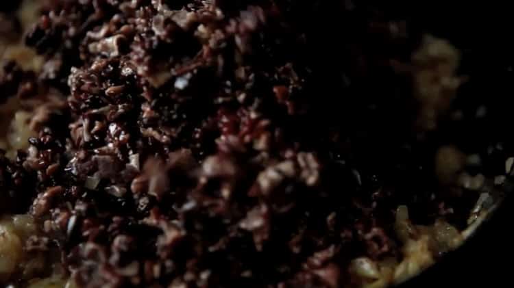 Upang makagawa ng mga dumplings na may mga kabute, ihanda ang pagpuno