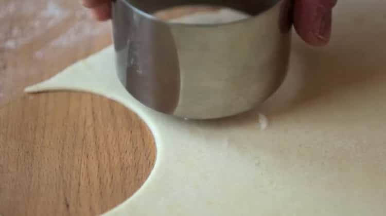 Upang makagawa ng mga dumplings na may mga kabute, igulong ang kuwarta