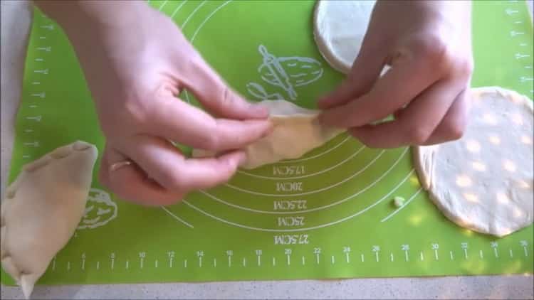 За да направите кнедли, сложете пълнежа върху тестото