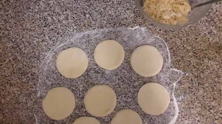 За кнедли със сурови картофи разделете тестото