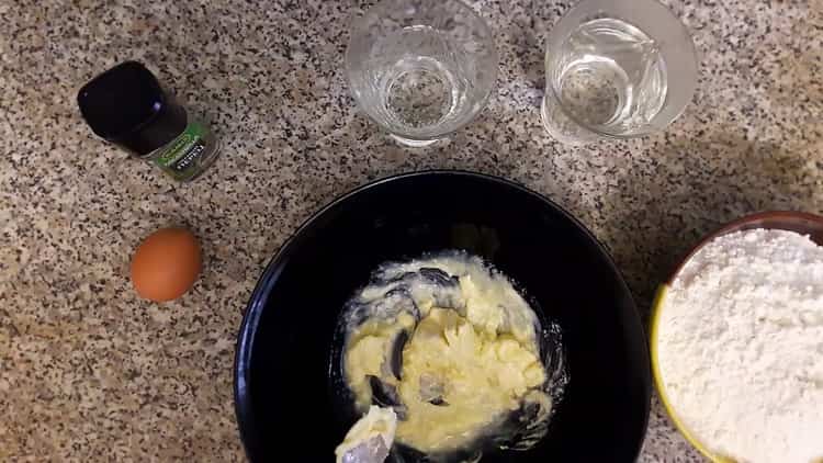 Разбийте яйцата, за да направите сурови картофени кнедли.