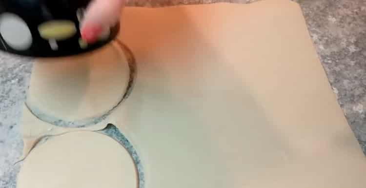 За да направите чийзкейк с извара, изрежете тестото