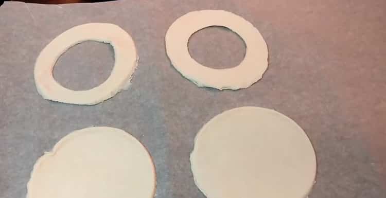 За да приготвите чийзкейк с извара, пригответе пергамент