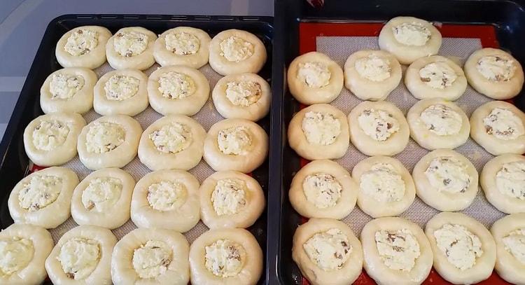 За да приготвите чийзкейки с извара, сложете пълнежа върху тестото