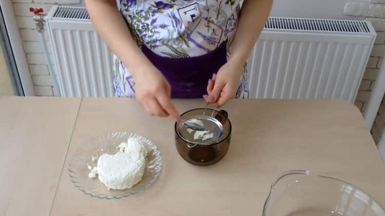 For at forberede ostekagerne med cottage cheese skal du male cottage cheese