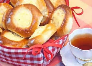 Brânzeturi cu brânză de vită din aluat de drojdie conform unei rețete pas cu pas cu fotografie