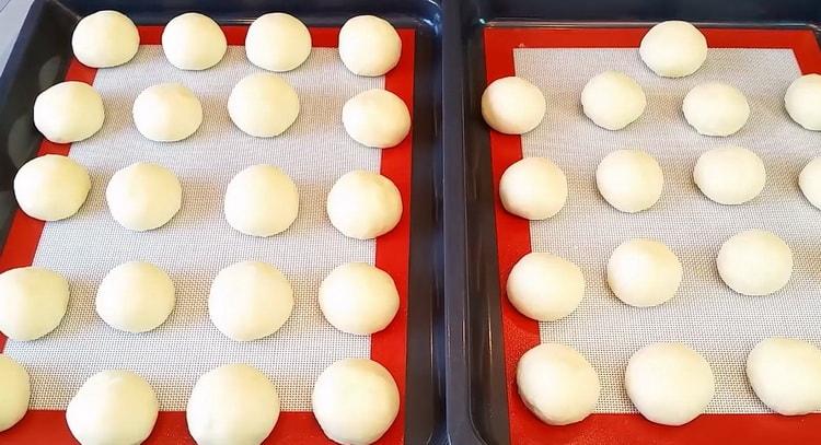 За да приготвите чийзкейки с извара, поставете тестото върху тава за печене