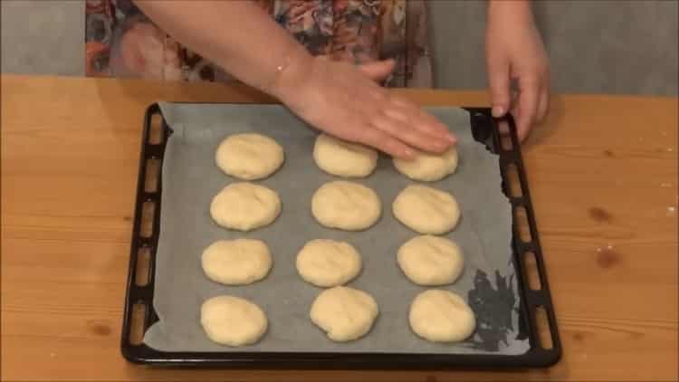 Per preparar els pastissos al forn, poseu els blancs a la planxa