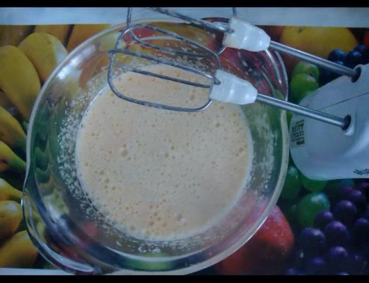 Cuinant gofres cruixents en una planxa amb gofre, sobre margarina