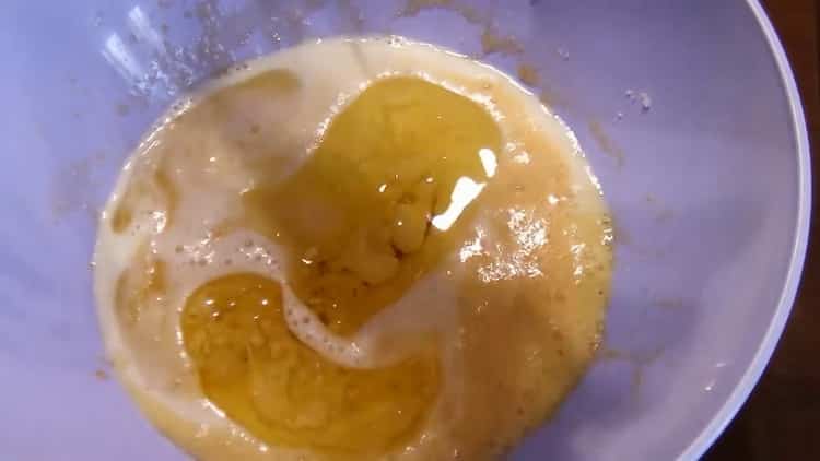 Per fer panets amb sucre de llevat, afegiu-hi mantega