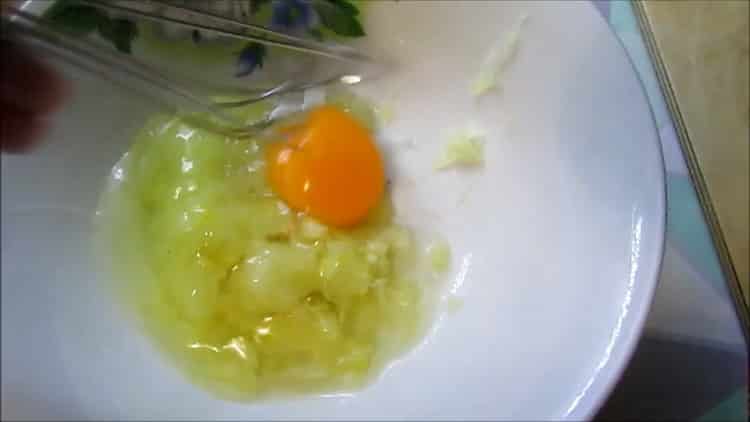 För att laga rosa lax i smeten i en kastrull, förbered smeten