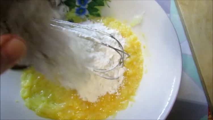 Lägg till mjöl för att laga rosa lax i smeten i en stekpanna