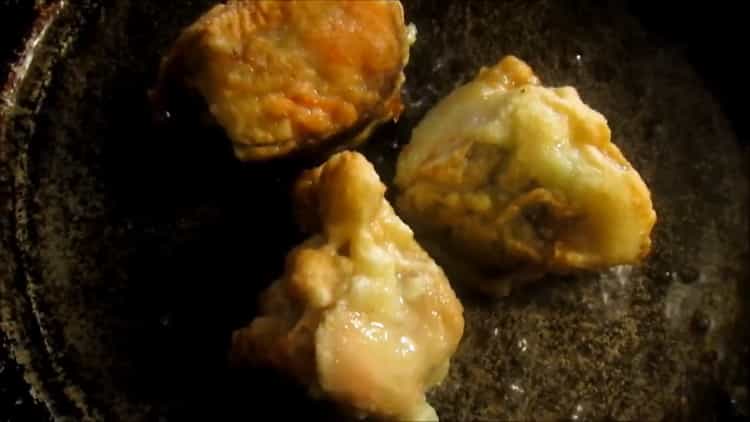 För att laga rosa lax i smeten i en stekpanna, värma pannan