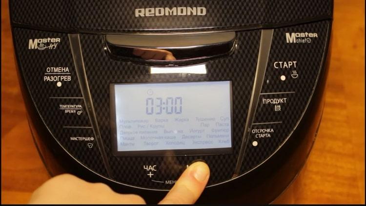 For at tilberede lyserød laks i en langsom komfur skal du tænde for enheden