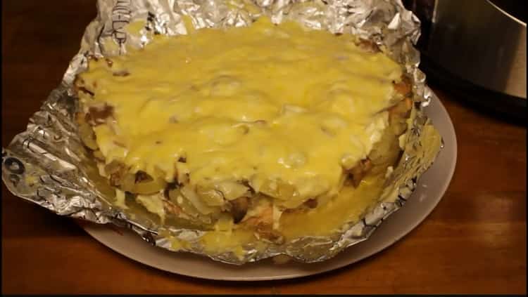 Velsmagende kongerosa laks kogt i en langsom komfur