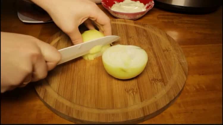 For at tilberede lyserød laks i en langsom komfur skal du tilberede ingredienserne