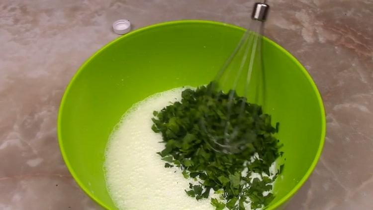 لطهي سمك السلمون الوردي في صلصة دسم ، يقطع الخضر