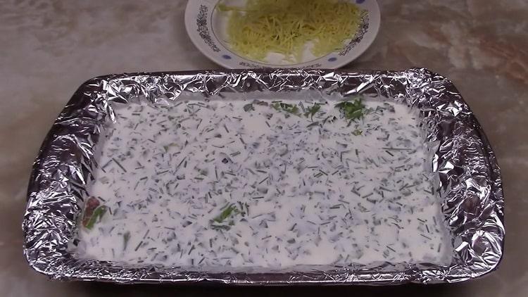 لتحضير سمك السلمون الوردي في صلصة كريمية ، املأ السمك بالصلصة