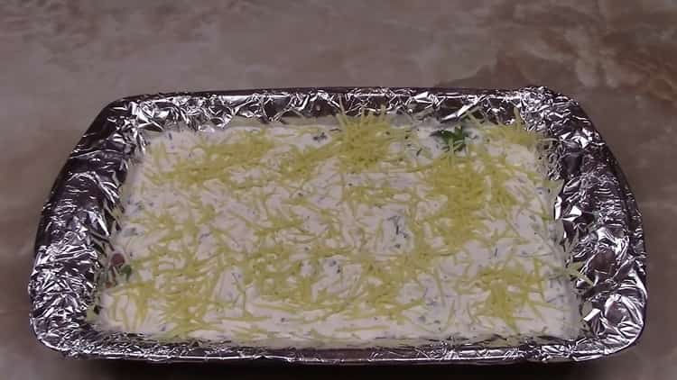 لجعل سمك السلمون الوردي في صلصة دسم ، صر الجبن