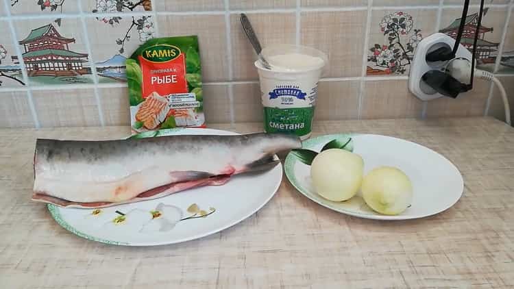 Para preparar una salsa de crema, prepare los ingredientes.