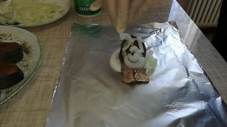 Para frustrar la salsa de crema agria, ponga la lámina