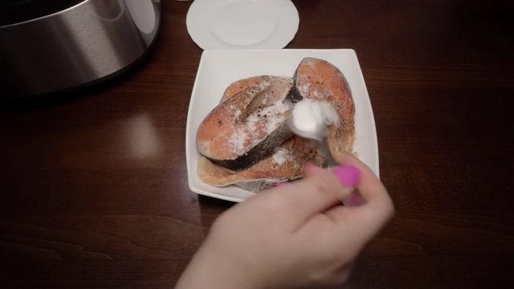 Para cocinar salmón rosado, prepare especias