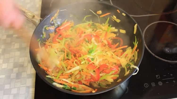 Steg grøntsager til at koge lyserød laks med grøntsager i ovnen