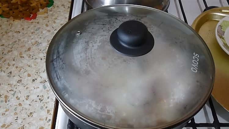 Upang ihanda ang nilagang kulay rosas na salmon, ihanda ang mga sangkap