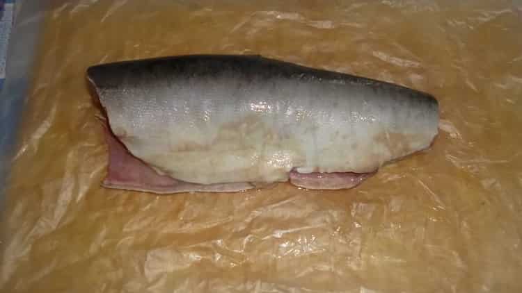 Upang ihanda ang nilagang kulay rosas na salmon, ihanda ang mga sangkap