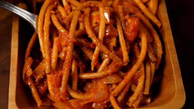 připravené těstoviny na pánvi