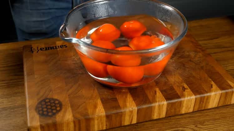 Vaření smažené těstoviny na pánvi