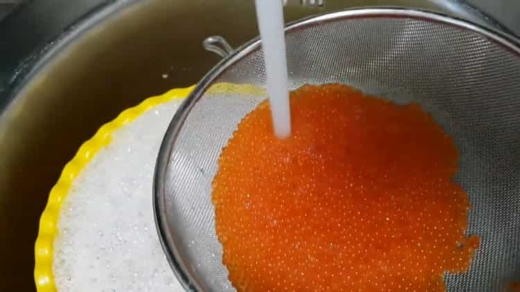 Înainte de a sărea caviar de păstrăv, spălați caviarul