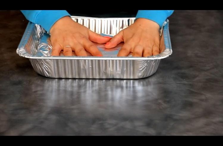 Inden saltning af laks skal fisken sættes under pressen