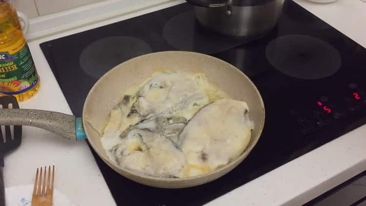 Per cuinar filet de bagre en una paella, fregiu el peix