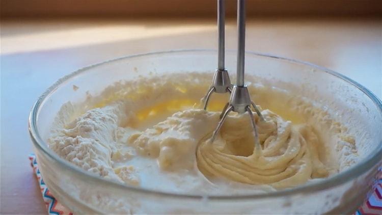 За да направите кекс, смесете съставките за тестото.