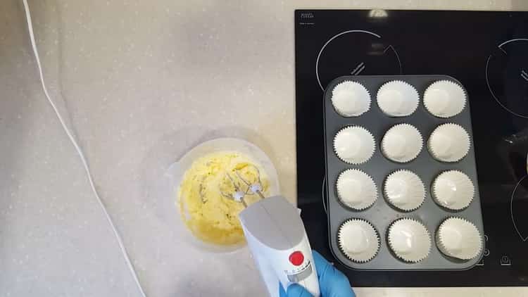 Pentru a pregăti cupcakes cu umplutură, pregătiți ingredientele