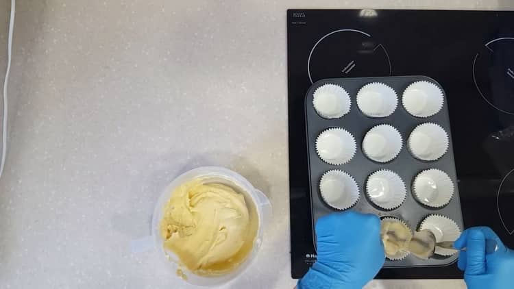 Pentru a pregăti cupcakes cu umplutură, pregătiți vasele