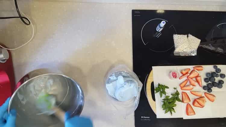 Pentru a face cupcakes cu umplutură, amestecați ingredientele.