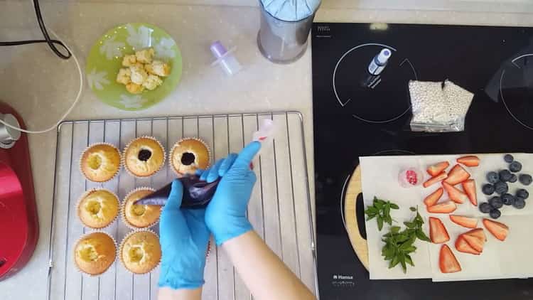 Pentru a pregăti cupcakes cu umplutură, preîncălziți cuptorul