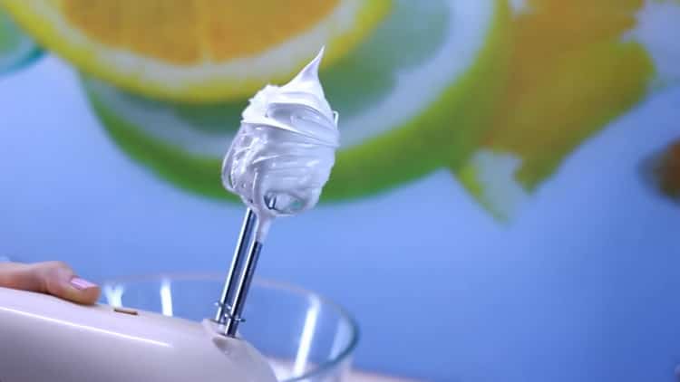 Latigo ang mga sangkap upang makagawa ng mga cupcakes.