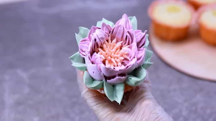 Ang mga cupcakes at pagkakaiba-iba ng dekorasyon ayon sa isang hakbang-hakbang na recipe na may isang larawan