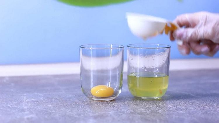 Upang makagawa ng mga cupcakes, paghiwalayin ang mga puti sa mga yolks