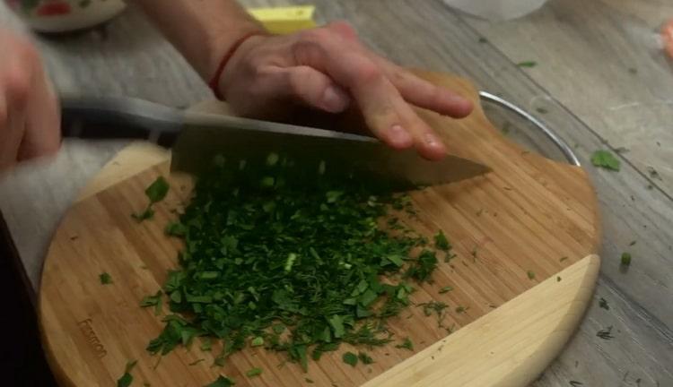 להכנת קרפצ'יו סלמון קוצצים את הירוקים