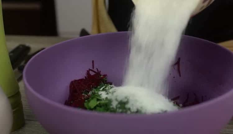 להכנת קרפצ'יו סלמון, מערבבים את החומרים