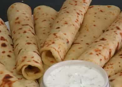 Wie man leckere Kartoffelkuchen in einer Pfanne kocht