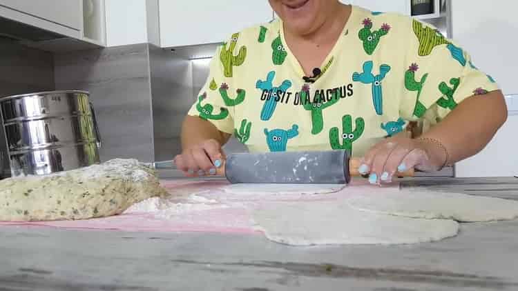 Rulează aluatul pentru a face prăjituri cu cartofi